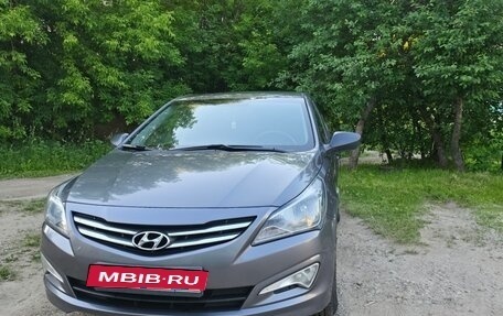 Hyundai Solaris II рестайлинг, 2015 год, 900 000 рублей, 1 фотография