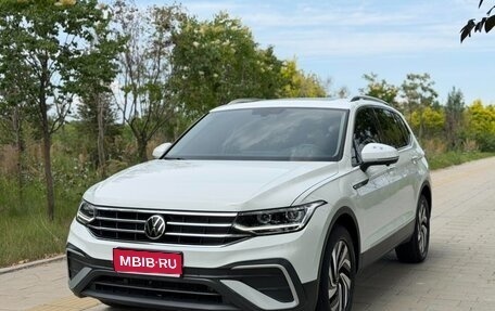 Volkswagen Tiguan II, 2023 год, 1 860 000 рублей, 1 фотография