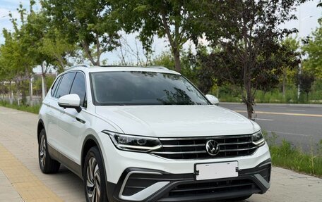 Volkswagen Tiguan II, 2023 год, 1 860 000 рублей, 3 фотография