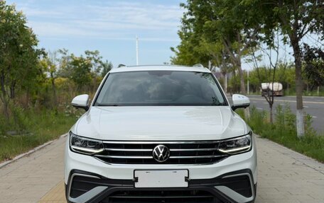 Volkswagen Tiguan II, 2023 год, 1 860 000 рублей, 2 фотография