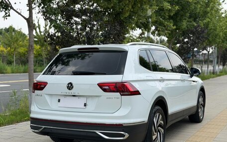 Volkswagen Tiguan II, 2023 год, 1 860 000 рублей, 4 фотография