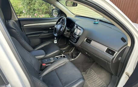 Mitsubishi Outlander III рестайлинг 3, 2014 год, 1 370 000 рублей, 8 фотография