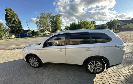 Mitsubishi Outlander III рестайлинг 3, 2014 год, 1 370 000 рублей, 4 фотография