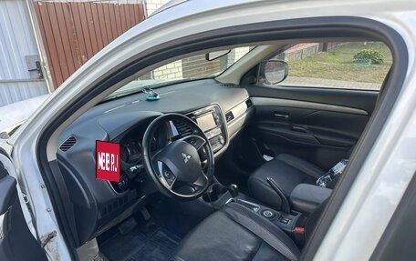 Mitsubishi Outlander III рестайлинг 3, 2014 год, 1 370 000 рублей, 6 фотография