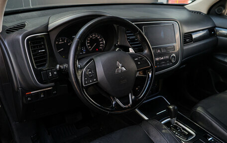 Mitsubishi Outlander III рестайлинг 3, 2018 год, 2 200 000 рублей, 13 фотография