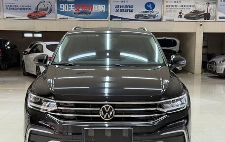 Volkswagen Tiguan II, 2022 год, 2 700 000 рублей, 2 фотография