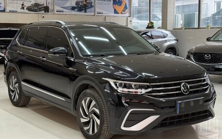 Volkswagen Tiguan II, 2022 год, 2 700 000 рублей, 3 фотография