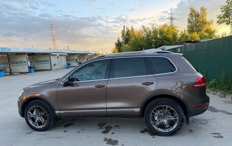 Volkswagen Touareg III, 2011 год, 1 460 000 рублей, 2 фотография