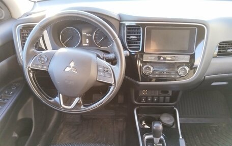 Mitsubishi Outlander III рестайлинг 3, 2018 год, 1 833 000 рублей, 6 фотография