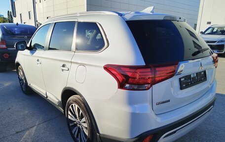 Mitsubishi Outlander III рестайлинг 3, 2018 год, 1 833 000 рублей, 2 фотография