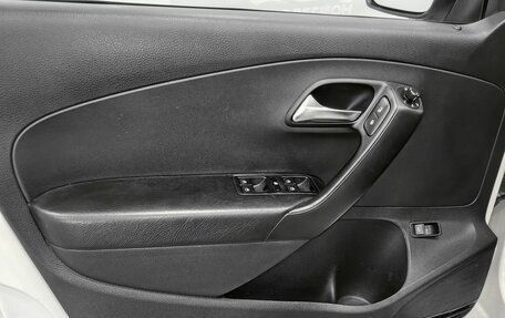 Volkswagen Polo VI (EU Market), 2013 год, 800 000 рублей, 17 фотография