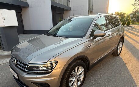 Volkswagen Tiguan II, 2018 год, 2 599 000 рублей, 2 фотография