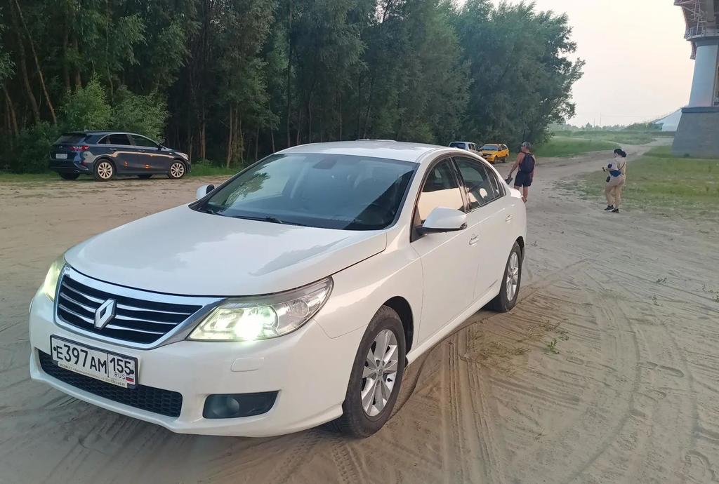 Renault Latitude I, 2012 год, 750 000 рублей, 2 фотография