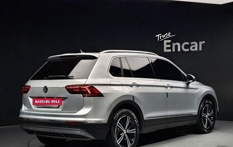Volkswagen Tiguan II, 2020 год, 2 199 000 рублей, 2 фотография