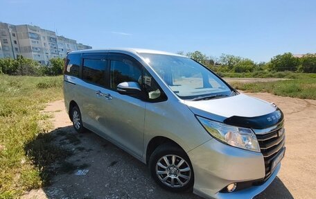 Toyota Noah III, 2016 год, 2 150 000 рублей, 13 фотография