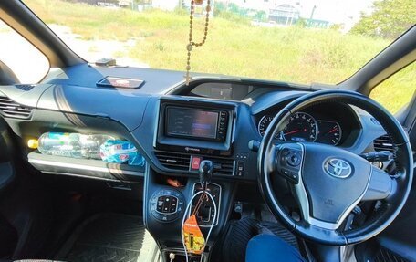 Toyota Noah III, 2016 год, 2 150 000 рублей, 10 фотография