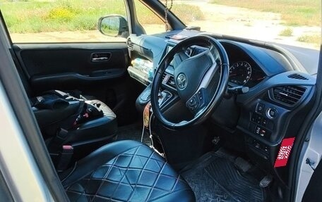Toyota Noah III, 2016 год, 2 150 000 рублей, 24 фотография