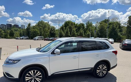 Mitsubishi Outlander III рестайлинг 3, 2019 год, 1 850 000 рублей, 2 фотография