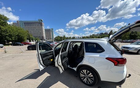 Mitsubishi Outlander III рестайлинг 3, 2019 год, 1 850 000 рублей, 10 фотография
