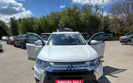 Mitsubishi Outlander III рестайлинг 3, 2019 год, 1 850 000 рублей, 13 фотография