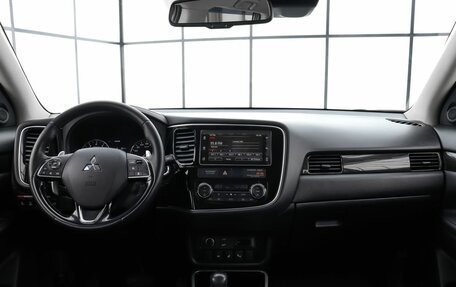 Mitsubishi Outlander III рестайлинг 3, 2018 год, 2 950 000 рублей, 7 фотография