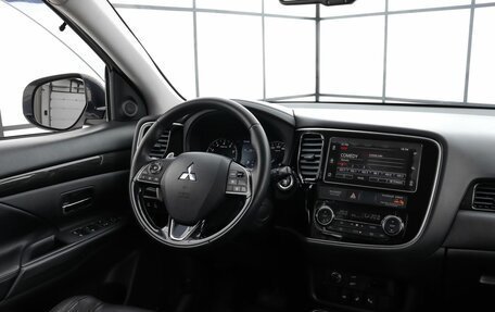 Mitsubishi Outlander III рестайлинг 3, 2018 год, 2 950 000 рублей, 8 фотография