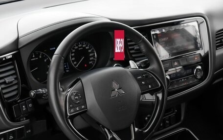 Mitsubishi Outlander III рестайлинг 3, 2018 год, 2 950 000 рублей, 9 фотография