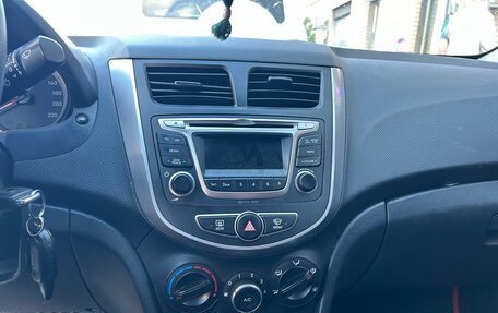 Hyundai Solaris II рестайлинг, 2016 год, 1 000 000 рублей, 5 фотография
