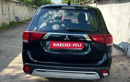 Mitsubishi Outlander III рестайлинг 3, 2019 год, 1 890 000 рублей, 5 фотография