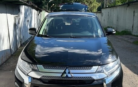 Mitsubishi Outlander III рестайлинг 3, 2019 год, 1 890 000 рублей, 3 фотография