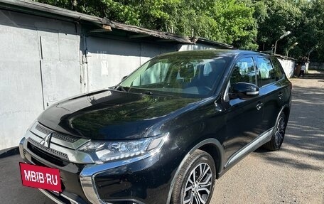 Mitsubishi Outlander III рестайлинг 3, 2019 год, 1 890 000 рублей, 4 фотография