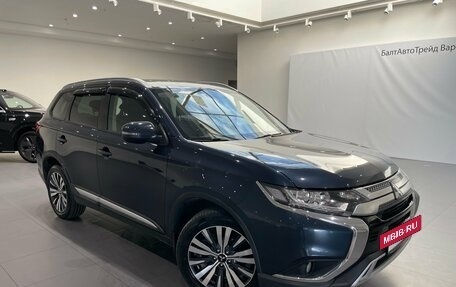 Mitsubishi Outlander III рестайлинг 3, 2019 год, 2 200 000 рублей, 3 фотография