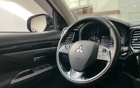 Mitsubishi Outlander III рестайлинг 3, 2019 год, 2 200 000 рублей, 15 фотография