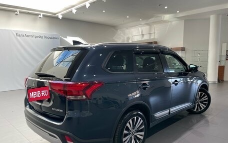 Mitsubishi Outlander III рестайлинг 3, 2019 год, 2 200 000 рублей, 6 фотография