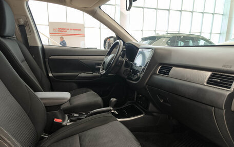 Mitsubishi Outlander III рестайлинг 3, 2018 год, 1 899 000 рублей, 15 фотография