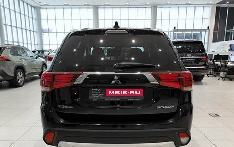 Mitsubishi Outlander III рестайлинг 3, 2018 год, 1 899 000 рублей, 10 фотография