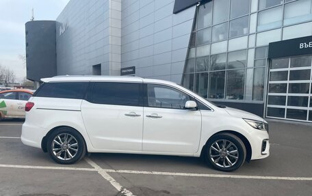 KIA Carnival III, 2018 год, 2 850 000 рублей, 3 фотография