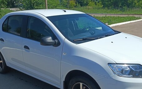 Renault Logan II, 2018 год, 950 000 рублей, 3 фотография