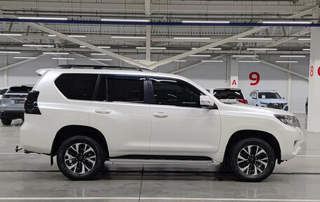 Toyota Land Cruiser Prado 150 рестайлинг 2, 2017 год, 4 280 000 рублей, 5 фотография