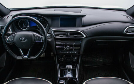 Infiniti Q30, 2017 год, 2 240 000 рублей, 14 фотография