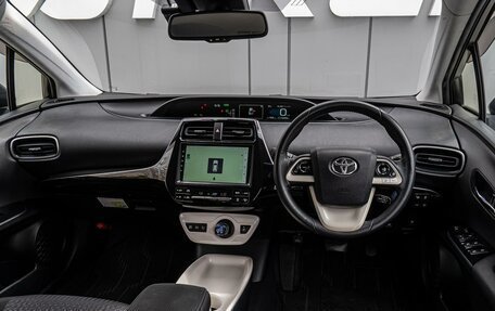 Toyota Prius IV XW50, 2016 год, 1 535 000 рублей, 6 фотография