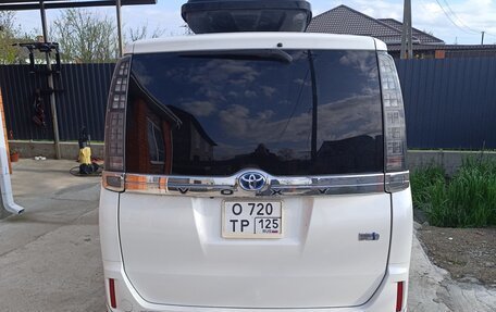 Toyota Voxy III, 2016 год, 1 600 000 рублей, 17 фотография