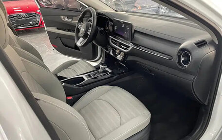 KIA K3, 2023 год, 1 599 000 рублей, 13 фотография