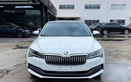 Skoda Superb III рестайлинг, 2022 год, 1 900 000 рублей, 2 фотография