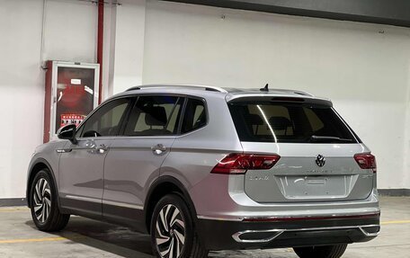Volkswagen Tiguan II, 2022 год, 2 446 000 рублей, 6 фотография