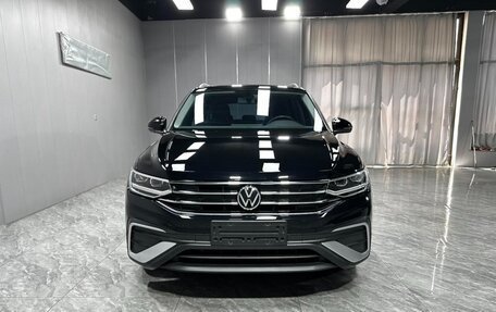 Volkswagen Tiguan II, 2022 год, 2 379 000 рублей, 2 фотография
