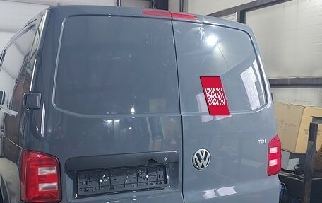 Volkswagen Transporter T6 рестайлинг, 2016 год, 1 700 000 рублей, 2 фотография