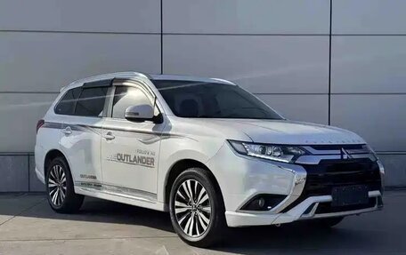 Mitsubishi Outlander III рестайлинг 3, 2022 год, 2 234 000 рублей, 3 фотография