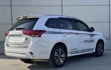 Mitsubishi Outlander III рестайлинг 3, 2022 год, 2 234 000 рублей, 4 фотография