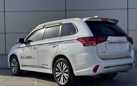 Mitsubishi Outlander III рестайлинг 3, 2022 год, 2 234 000 рублей, 6 фотография